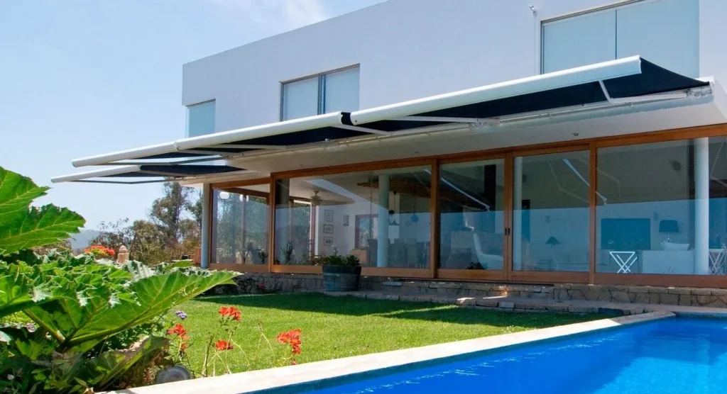 Toldos Modernos 11 toldosmodernos negro con pileta hunter douglas optimized