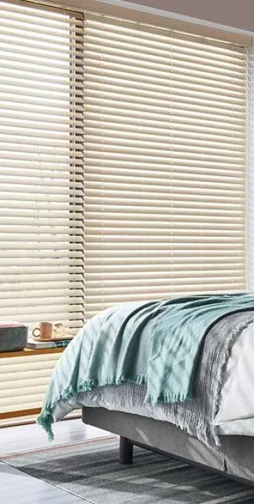 cortinas-horizontales-madera-bandas-blancas-en-dormitorio-contemporaneo-hunter-douglas-optimized